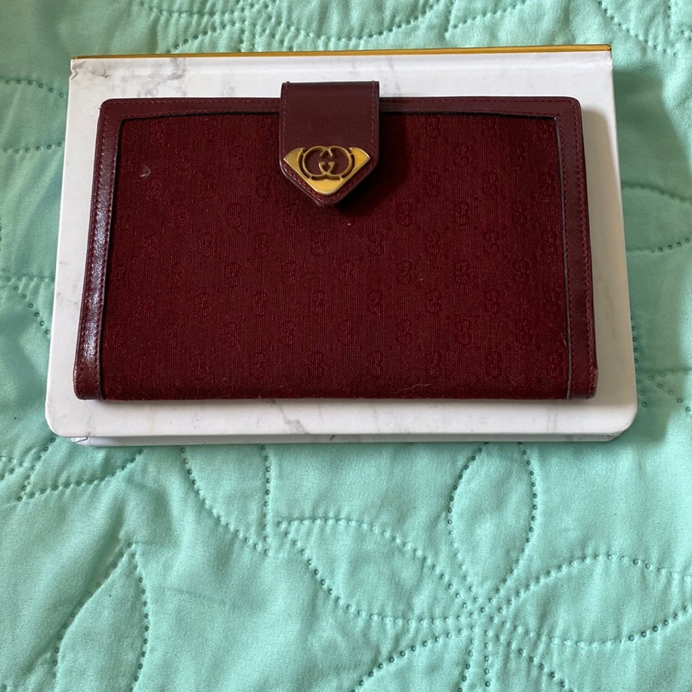 Vintage Authentic Gucci Wallet in Burgundy Color.